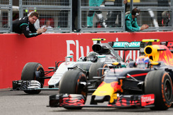 Переможець Ніко Росберг, Mercedes AMG F1 W07 Hybrid на фініші перегонів. Попереду нього Макс Ферстап