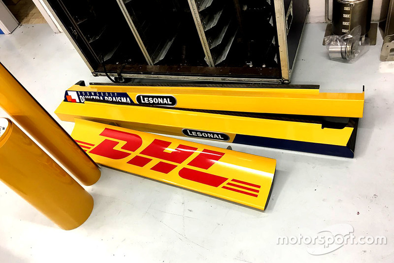 De WTCC-wagen van Tom Coronel, ROAL Motorsport wordt bestickerd