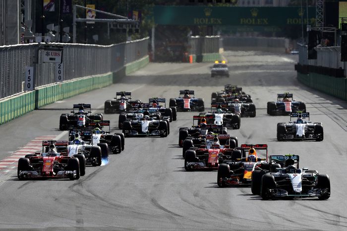 Nico Rosberg, Mercedes AMG F1 W07 Hybrid, leads Daniel Ricciardo, Red Bull Racing RB12