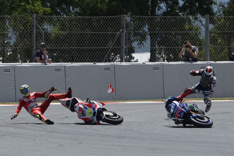 Andrea Iannone, Ducati Team, Jorge Lorenzo, Yamaha Factory Racing crash