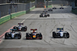Lewis Hamilton, Mercedes AMG F1 W07 Hybrid, Max Verstappen, Red Bull Racing RB12, und Valtteri Botta