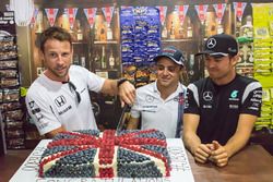 Jenson Button,Felipe Massa,Nico Rosberg celebran  los  300 GP de Button con un pastel