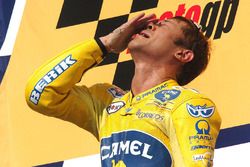 Ganador de la carrera Makoto Tamada