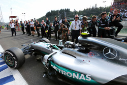 Ganador de la carrera Nico Rosberg, híbrido de Mercedes AMG F1 W07 entra en parc ferme