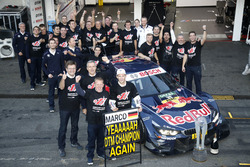 Kampioen Marco Wittmann, BMW Team RMG viert feest met zijn team