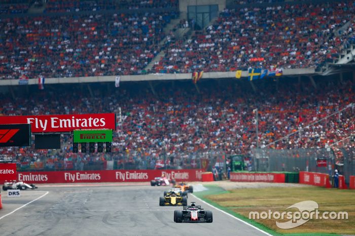 Romain Grosjean, Haas F1 Team VF-18, Carlos Sainz Jr., Renault Sport F1 Team R.S. 18