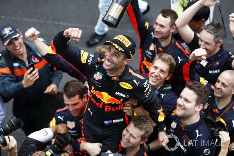 Race winner Daniel Ricciardo, Red Bull Racing, celebrates with the team