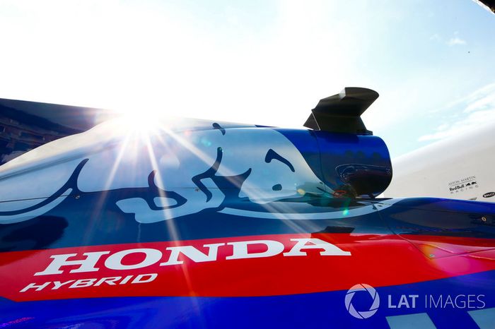 Un logo de Honda en la carrocería de un Toro Rosso