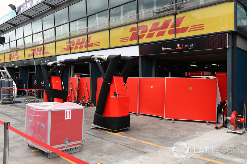 Paravento davanti al garage Ferrari