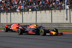 Max Verstappen, Red Bull Racing RB14 et Kimi Raikkonen, Ferrari SF71H en bataille