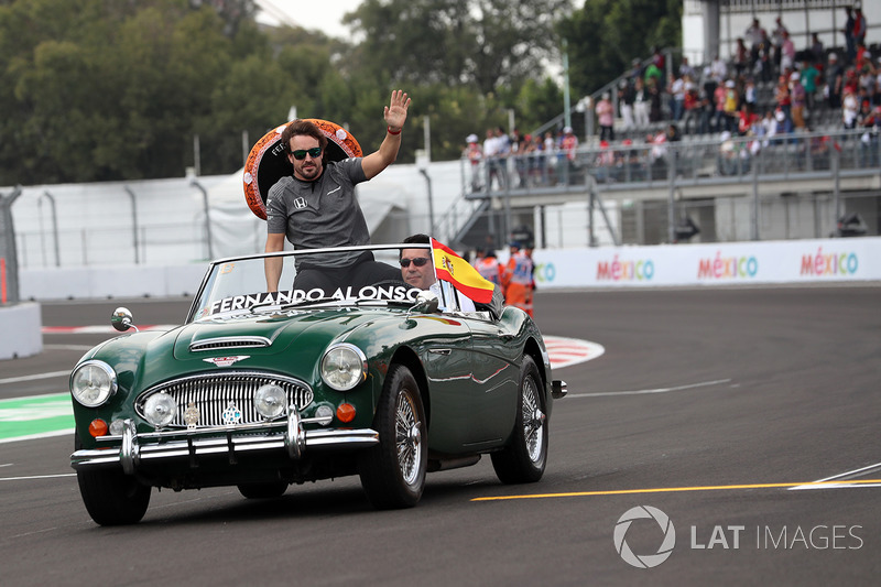 Fernando Alonso, McLaren en el desfile de pilotos