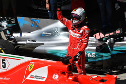 Ganador de la carrera Sebastian Vettel, Ferrari SF70H celebra en parc ferme