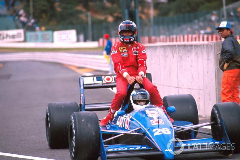 Suzuka 1988 : Stefan Johansson (Ligier) carica Gerhard Berger (Ferrari)