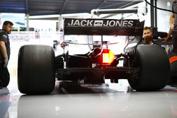 Haas mecánicos trabajando en el equipo Kevin Magnussen Haas F1 Team VF-18