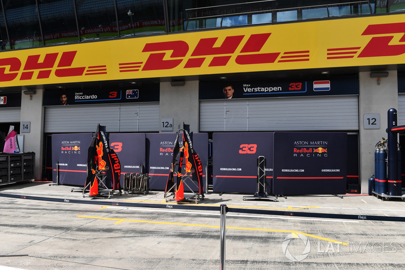 Red Bull Racing boxes y pantallas de garaje