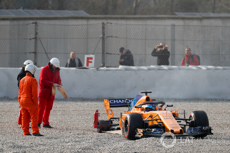 Fernando Alonso, McLaren MCL33 spins into the gravel trap after his rear wheel comes off