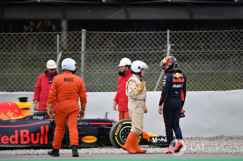 Max Verstappen, Red Bull Racing RB14 span into the gravel