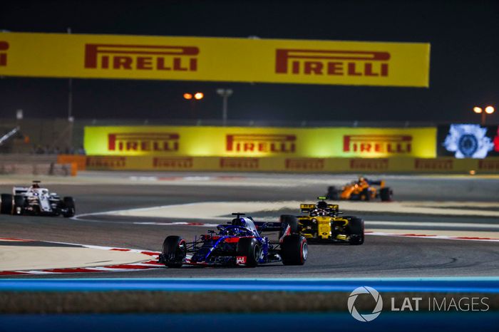 Brendon Hartley, Toro Rosso STR13 Honda, Carlos Sainz Jr., Renault Sport F1 Team R.S. 18, Marcus Ericsson, Sauber C37 Ferrari