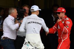 Ganador de la pole Valtteri Bottas, Mercedes AMG F1 celebra con Kimi Raikkonen, Ferrari en parc ferm