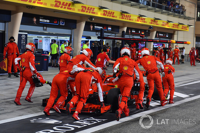 Mekanik mendorong mobil Kimi Raikkonen, Ferrari SF71H di tengah pitlane