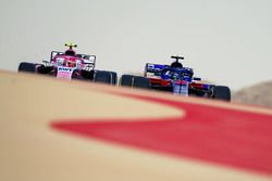 Brendon Hartley, Scuderia Toro Rosso STR13 and Esteban Ocon, Force India VJM11