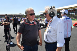 Gene Haas, fundador y presidente, Haas F1 Team y Charlie Whiting, delegado de la FIA en la parrilla