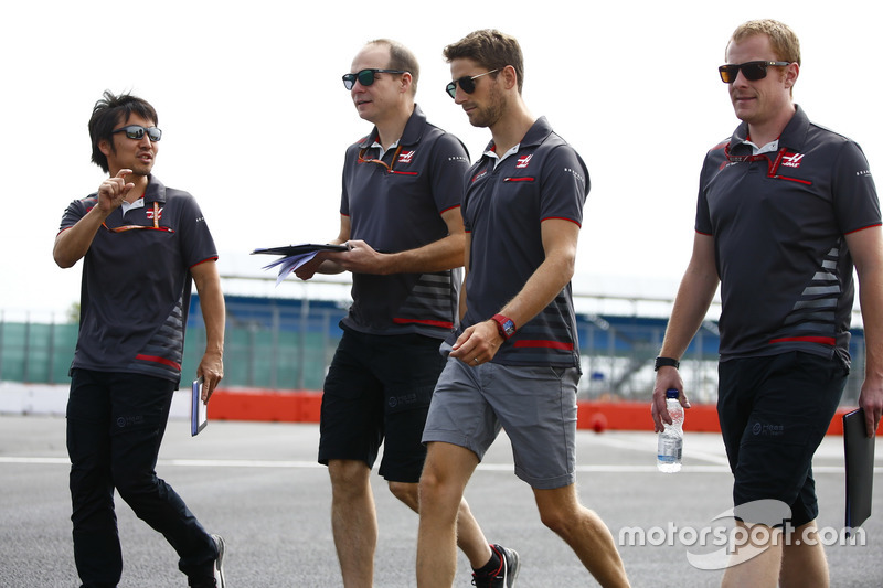Romain Grosjean, Haas F1 Team, cammina lungo il circuito