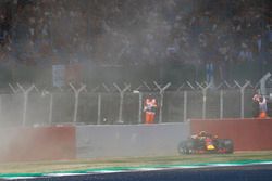 L'incidente di Max Verstappen Red Bull Racing RB14