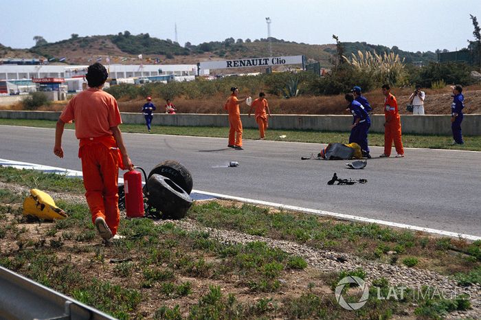 Martin Donnelly, Team Lotus, se encuentra en la pista después de un fuerte accidente