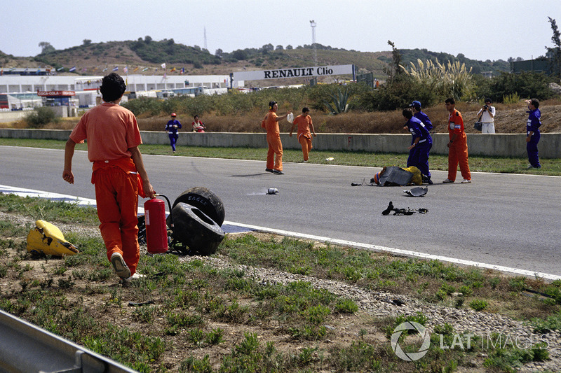 Martin Donnelly, Team Lotus, ligt na een horrorcrash op de baan