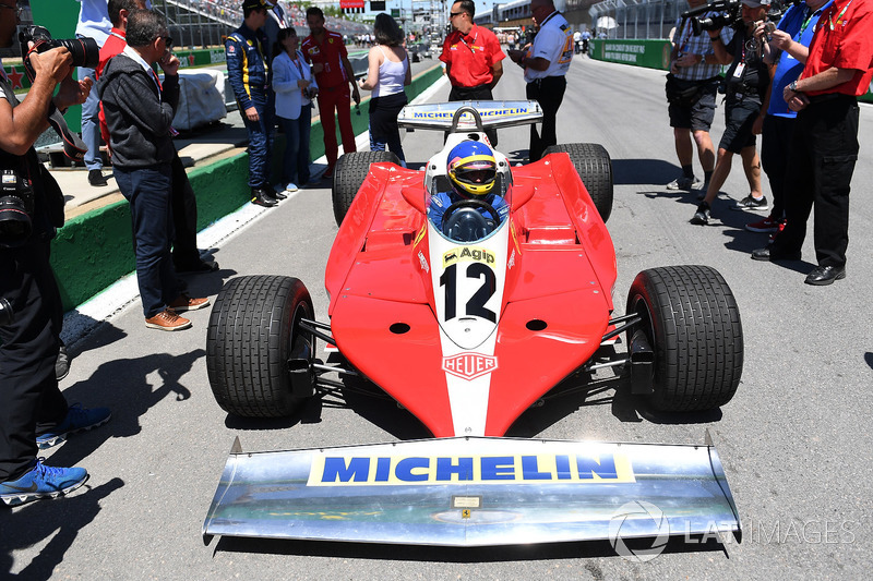 Jacques Villeneuve, pilote la Ferrari 312T3 de son père