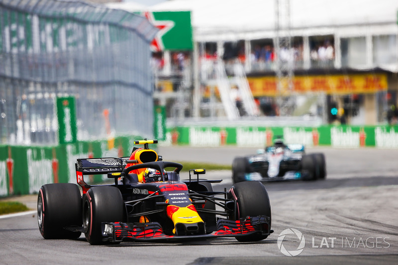 Max Verstappen, Red Bull Racing RB14, devant Lewis Hamilton, Mercedes AMG F1 W09