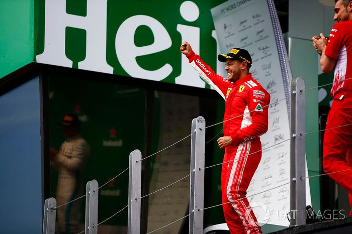 Sebastian Vettel, Ferrari, celebra su victoria en el podio de Canadá