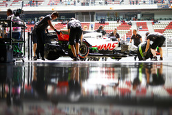 Engineers return Romain Grosjean, Haas F1 Team VF-18, to the garage