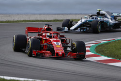 Себастьян Феттель, Ferrari SF71H, и Валттери Боттас, Mercedes AMG F1 W09