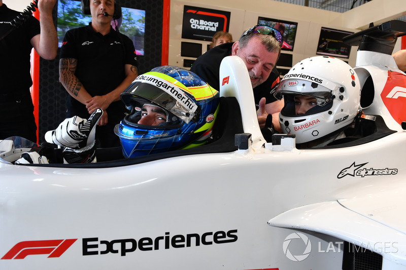 F1 Experiences: Mobil kursi ganda yang ditumpangi Barbara Palvin dengan Zsolt Baumgartner sebagai pengemudi
