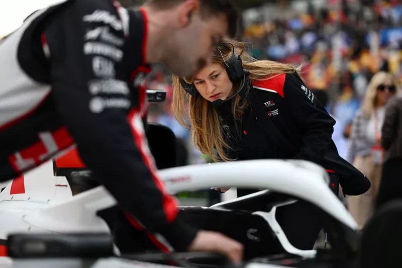 Laura Mueller, ingénieure de course chez Haas F1, sur la grille de départ