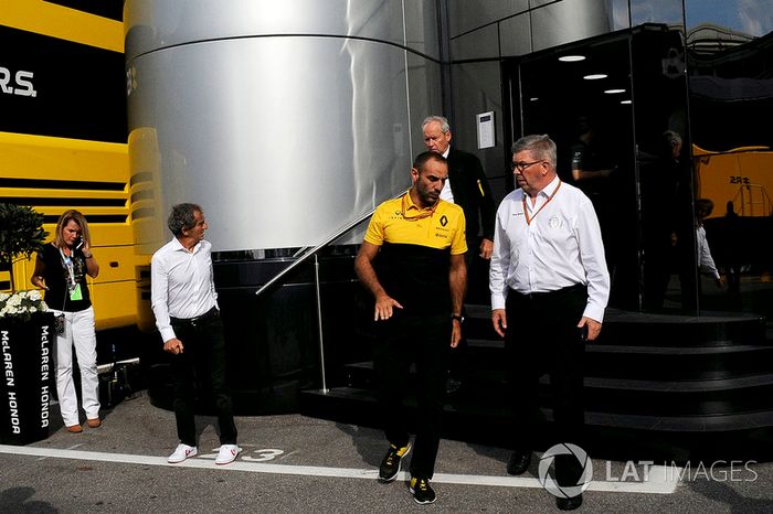 Jérôme Stoll, Director de Renault Sport F1, Alain Prost, consejero especial de Renault Sport F1 Team, Cyril Abiteboul, Managing Director de Renault Sport F1 y Ross Brawn, fórmula uno gestión de Director de deportes de motor en el motorhome de McLaren
