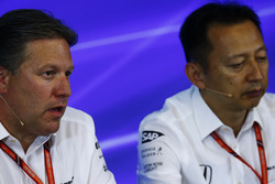 Zak Brown Director McLaren Technology Group, Yusuke Hasegawa, Director Gerente, Honda, en la Confere
