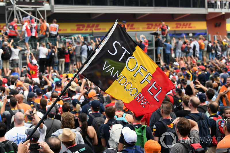 Stoffel Vandoorne, McLaren fans and flag