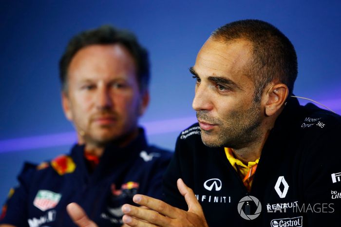 Christian Horner, director del equipo, Red Bull Racing, Cyril Abiteboul, Director General de Renault Sport F1 Team, en la Conferencia de prensa FIA