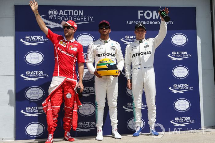Los tres primeros calificados: ganador de la pole Lewis Hamilton, Mercedes AMG F1, segundo Sebastian Vettel, Ferrari, y tercero Valtteri Bottas, Mercedes AMG F1