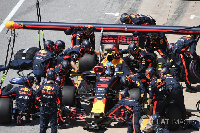Daniel Ricciardo, Red Bull Racing RB13 pit stop