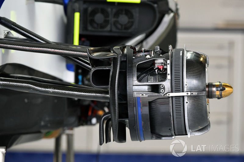 Sauber C36, detalle del freno delantero y otras piezas del coche
