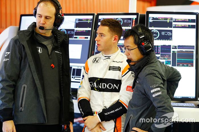 Stoffel Vandoorne, McLaren, habla a los ingenieros
