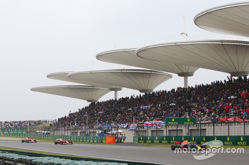 Daniel Ricciardo, Red Bull Racing RB13, leads Kimi Raikkonen, Ferrari SF70H and Sebastian Vettel, Fe