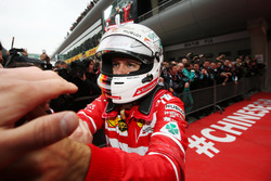 Sebastian Vettel, Ferrari, fête sa seconde place dans le parc fermé