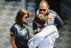 Les ingénieurs Pirelli parlent avec un membre de l'équipe Mercedes