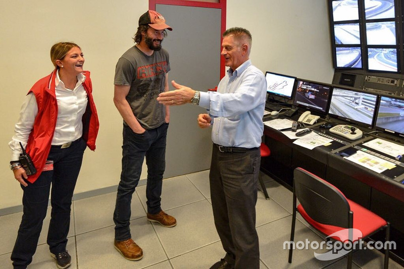 Keanu Reeves visita sala de controle de Mugello