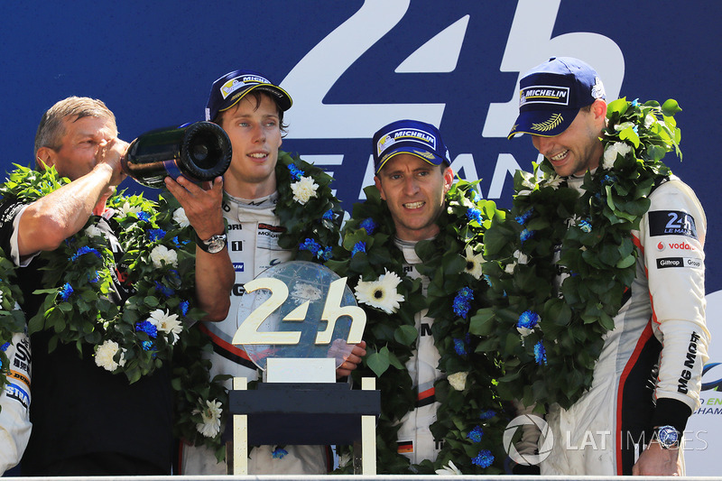 Podium: 1. Timo Bernhard, Earl Bamber, Brendon Hartley, Porsche Team, Fritz Enzinger, Leiter Porsche